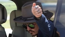 Johnny Depp cestou na letit naznaoval fanoukm, e je v poádku.