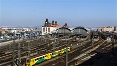 Rekonstrukce hlavního nádraží se přesunula na nástupiště. Oprava skleněného... Rekonstrukce hlavního nádraží se přesunula na nástupiště. Oprava skleněného...