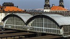 Rekonstrukce hlavního nádraží se přesunula na nástupiště. Oprava skleněného... Rekonstrukce hlavního nádraží se přesunula na nástupiště. Oprava skleněného...