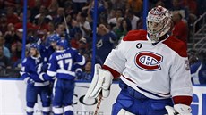Branká Montrealu Carey Price inkasoval, v pozadí se radují hokejisté Tampy Bay.