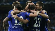 Fotbalisté Schalke se radují ze vsteleného gólu.