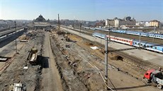 Hlavní vlakové nádraí v Plzni osadily náklaáky a bagry. Zaala tu dalí etapa...