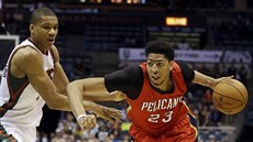 Anthony Davis (vpravo) z New Orleans uniká Jannisi Antetokunmpovi z Milwaukee. Anthony Davis (vpravo) z New Orleans uniká Jannisi Antetokunmpovi z Milwaukee.