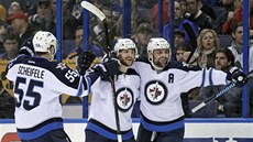 Mark Scheifele, Michael Frolík a Mark Stuart (zleva) oslavují gól Winnipegu. Mark Scheifele, Michael Frolík a Mark Stuart (zleva) oslavují gól Winnipegu.