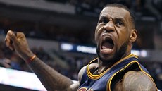 LeBron James z Clevelandu slaví svou sme proti Dallasu.