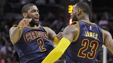 Kyrie Irving (2) a LeBron James (23) z Clevelandu slaví během zápasu se San... Kyrie Irving (2) a LeBron James (23) z Clevelandu slaví během zápasu se San...