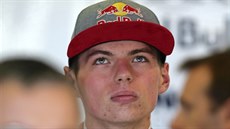 Max Verstappen z Toro Rosso pihlíí tréninku na Velkou cenu Austrálie.