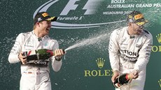 Nico Rosberg (vlevo) v Austrálii kropí svého kolegu a pemoitele Lewise...
