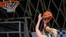 Gabriela Burzová z Ostravy zakončuje na koš Valosunu Brno. Gabriela Burzová z Ostravy zakončuje na koš Valosunu Brno.