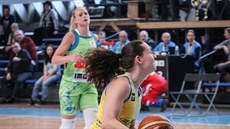 Tereza Vyoralová z USK Praha míří s míčem do koše IMOS Brno, sleduje ji... Tereza Vyoralová z USK Praha míří s míčem do koše IMOS Brno, sleduje ji...
