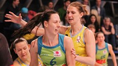 Anetu Mainclovou (v zeleném) z IMOS Brno brání Tereza Vyoralová (vlevo) a Ilona... Anetu Mainclovou (v zeleném) z IMOS Brno brání Tereza Vyoralová (vlevo) a Ilona...