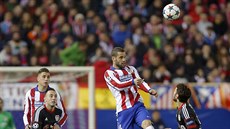 Mario Suarez z Atlétika vyskoil nejvýe pi hlavikovém souboji v utkání s...