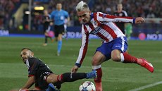 Antoine Griezmann (vpravo) z Atlétika Madrid je faulován Ömerem Toprakem z...