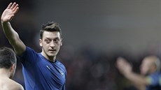 Mesut Özil zdraví fanouky po vyazení svého Arsenalu z Ligy mistr.