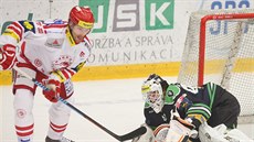 Martin Rika hlídá branku Mladé Boleslavi v utkání s Tincem.