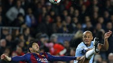 Luis Suarez (vlevo) z Barcelony a Vincent Kompany z Manchesteru City bojují o...