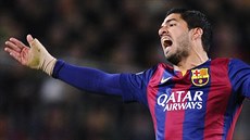 Luis Suarez z Barcelony se diví rozhodnutí sudího.