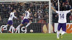 Fotbalisté Fiorentiny oslavují trefu Marcose Alonsa (uprosted) proti AS ím.