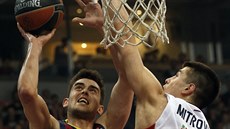 Tomáš Satoranský (vlevo) z Barcelony zakončuje na koš Crvené zvezdy Bělehrad... Tomáš Satoranský (vlevo) z Barcelony zakončuje na koš Crvené zvezdy Bělehrad...