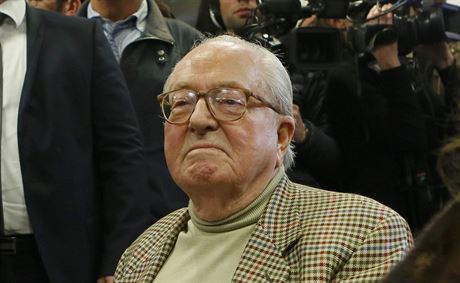 Zakladatel francouzské Národní fronty Jean-Marie Le Pen na tiskové konferenci...