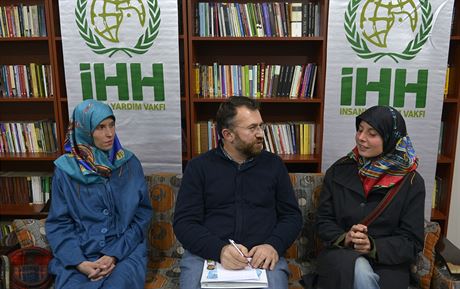 Antonie Chrsteck a Hana Humplov na snmku s pedstavitelem organizace IHH ...
