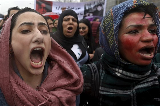 Protest v Kábulu kvli surovému ubití studentky. (25. bezna 2015)