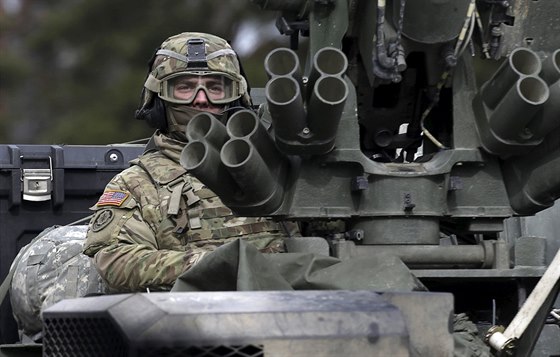 Konvoj americké armády bhem cesty Dragoon Ride v Estonsku (22. bezna 2015)