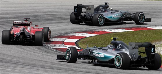 Velkaá cena Malajsie: Vede Lewis Hamilton, za ním jedou Sebastian Vettel a Nico...