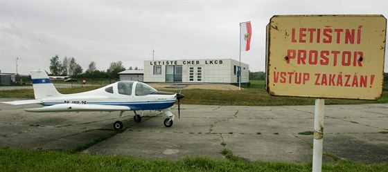 Montovanou budovu zakoupil a postavil Ultralight Club Cheb, který tamní letit...