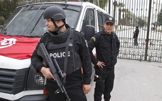 Tunití policisté ped muzeem Bardo (21. bezna 2015).
