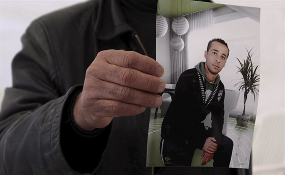 Jásín Abídí spolen s druhým teroristou v Tunisu zabil 21 lidí. Snímek drí...