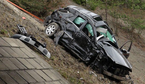 Na R4 u Mníku pod Brdy havaroval mercedes. idi peletl svodidla a skonil...