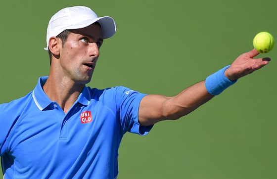 Novak Djokovi servíruje v semifinále turnaje v Indian Wells proti Andymu...
