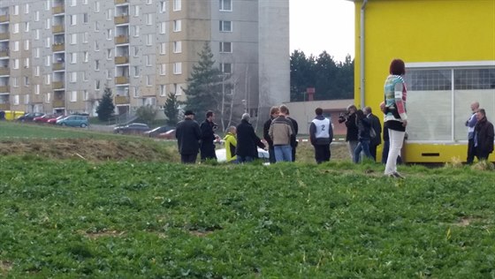 Snímek z beznové policejní rekonstrukce stelby u vysokomýtského diskotékového klubu.  