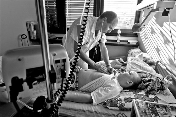 Dtský hematoonkolog Petr Smíek s jedním ze svých malých pacient.