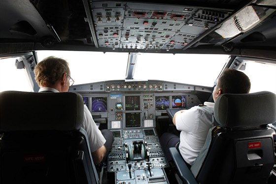 Pilotní kabina airbusu A320 (ilustraní snímek)