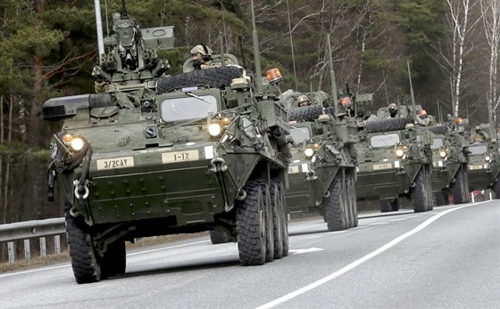 ei mohli americkou armádu na svém území vidt napíklad pi hojn medializovaném prjezdu kolony obrnných transportér Stryker. Akce byla nejdelím silniním pesunem sil USA od konce druhé svtové války.