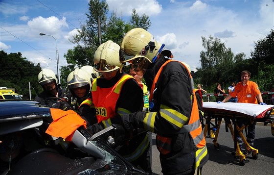 Hasii vyproují idie audi pi nehod na Zlíchov.