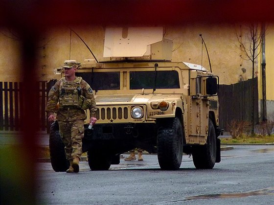 S transportéry pijely i lehí víceúelová terénní vozidla Humvee... (29....