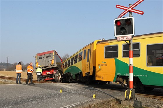 Kamion se na pejezdu u Obratan srazil s osobním vlakem.