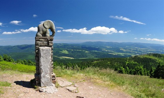 Znakem nauné stezky Králický Snník je silueta slnte