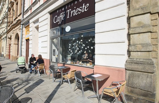 Zahrádka kavárny Trieste na Dolním námstí v Olomouci (bezen 2015)