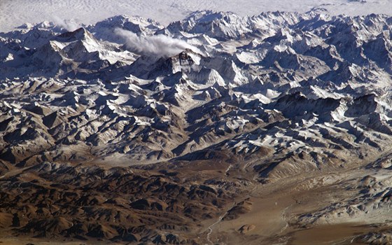 Takto lze pozorovat Himálaj pomocí pístroj na Mezinárodní vesmírné stanici (ISS). Nkteré vrcholky, mezi nimi patrn i Mount Everest, se pohnuly v dsledku zemtesení v Nepálu.