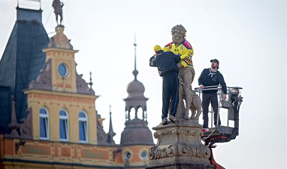 Fanouci Motoru eské Budjovice oblékli sochu Samsona do dresu.
