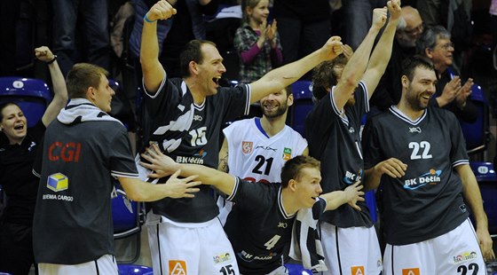 Radost na stídace  basketbalist Dína.