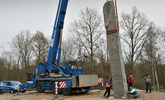 Do Lochotínského parku se vrátil Artuv stl, vytvoil ho socha Václav Fiala.