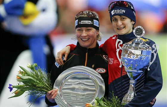 Martina Sáblíková (vpravo) s pohárem pro vítzku rychlobruslaského Svtového...