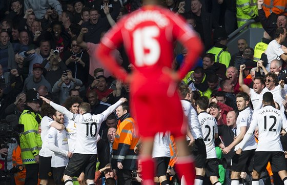 Fotbalisté Manchesteru United slaví gól Juana Maty.