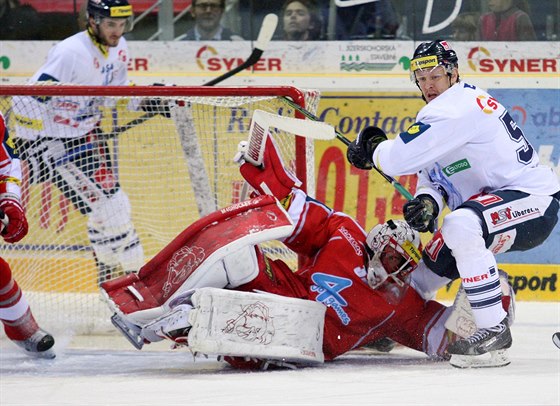 Liberecký hokejista Tomá Urban ped olomouckým brankáem Tomáem Vovrdou.