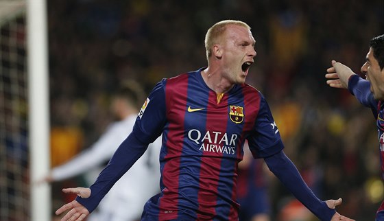 Jeremy Mathieu z Barcelony se raduje z gólu v duelu s Realem Madrid.